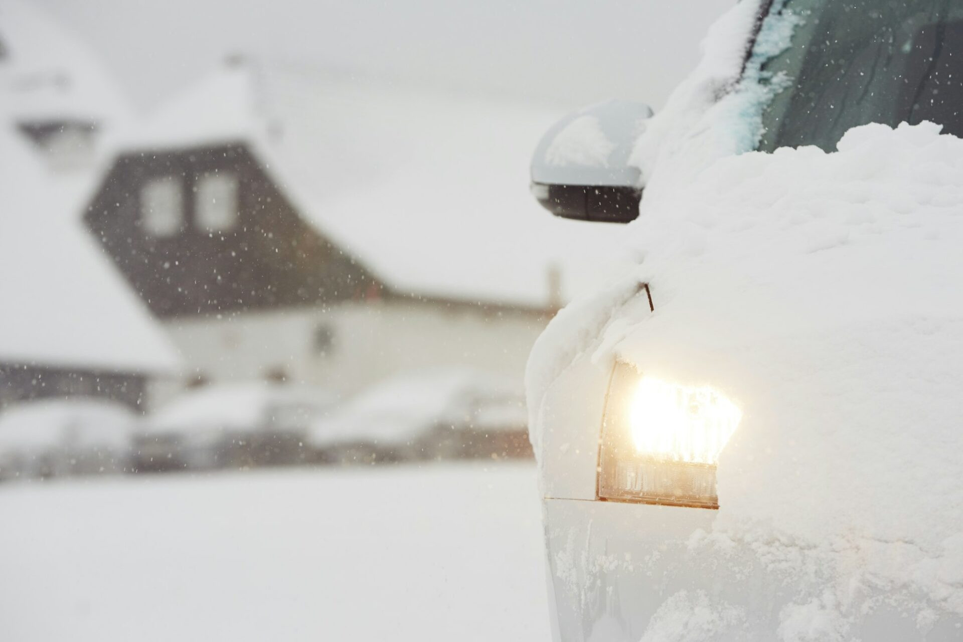 Phare de la voiture sur route d'hiver