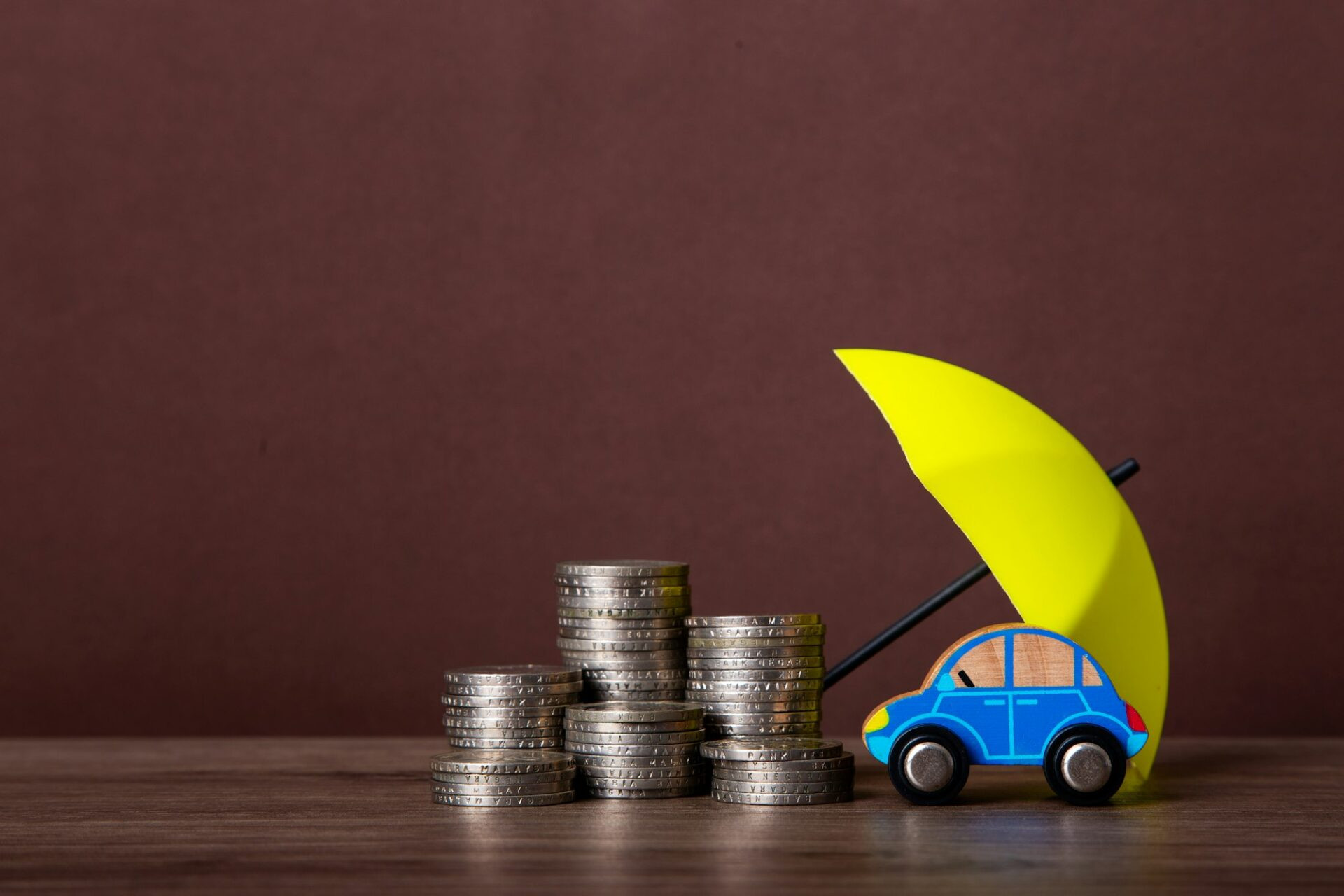 Parapluie et voiture jouet avec espace de copie. 